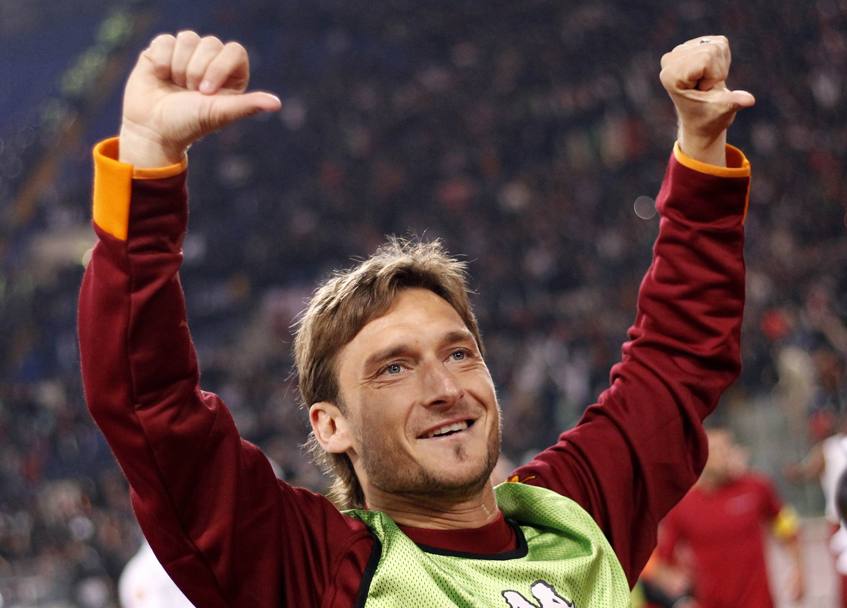 18 aprile 2010 Lazio-Roma1-2. Totti si ripete: di nuovo pollici gi nei confronti degli sconfitti, alla maniera degli antichi gladiatori rivolto alla curva sud (Reuters)